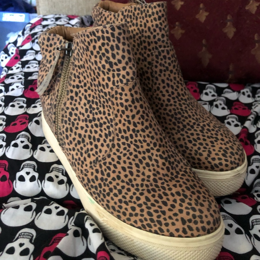 Universal Thread Tan Leopard Print Sneakers